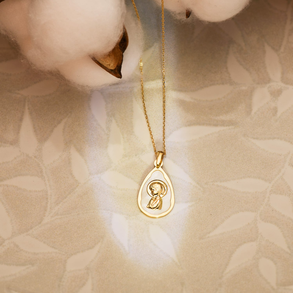 18K MEDALLA ORO AMARILLO GOTA CON NACAR BLANCO Y VIRGEN NIÑA 19X12 MM
