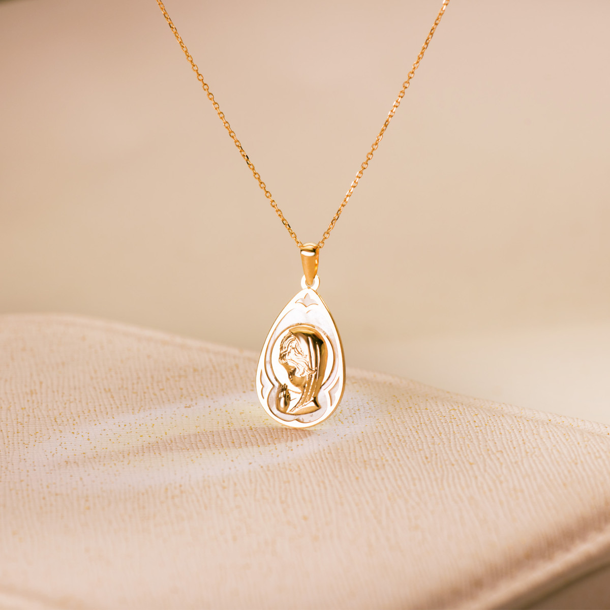 18K MEDALLA ORO AMARILLO GOTA CON NACAR BLANCO Y VIRGEN NIÑA 19X12 MM
