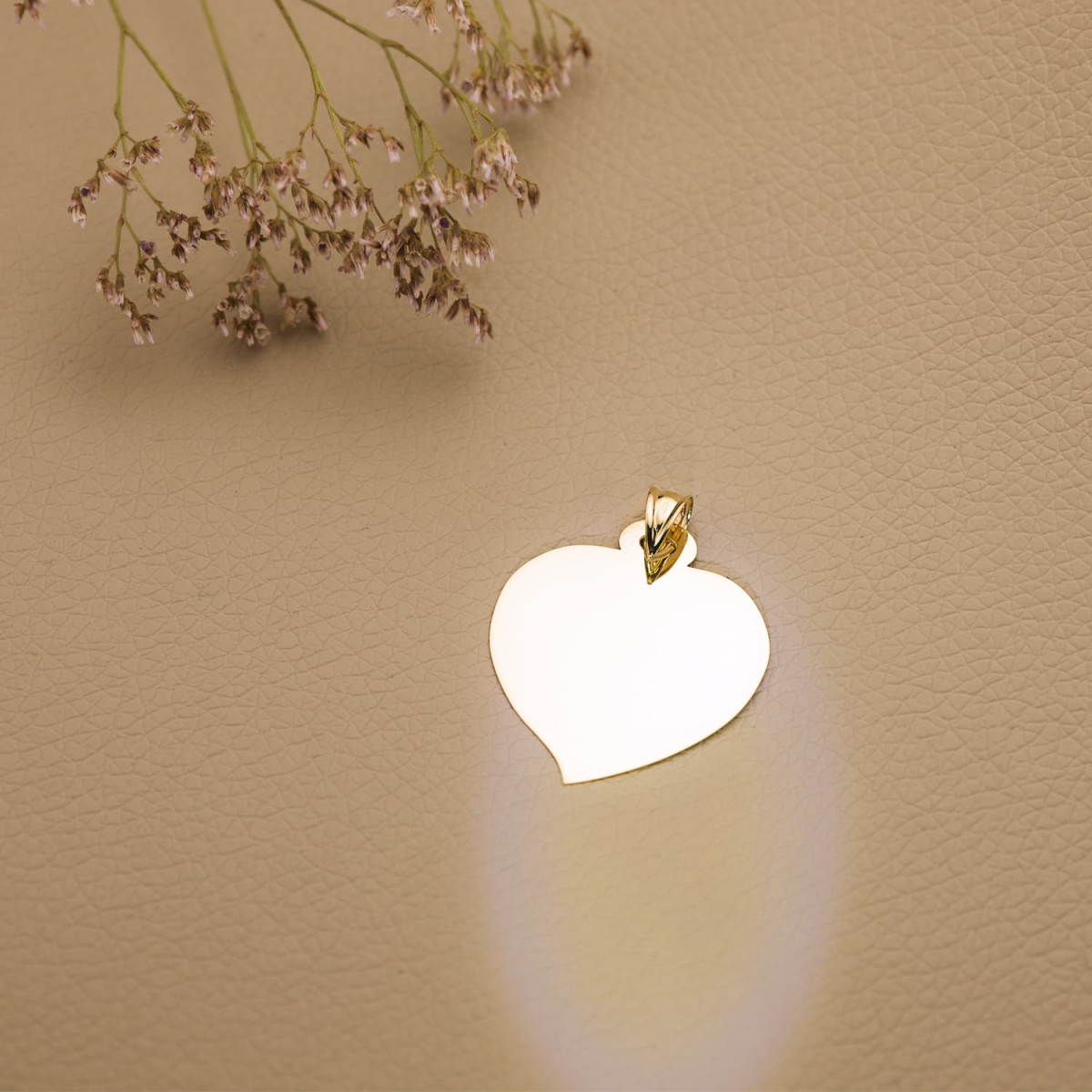 9K CHAPA CORAZON BRILLO GRANDE 2.20 GRS 32 X 28 MM