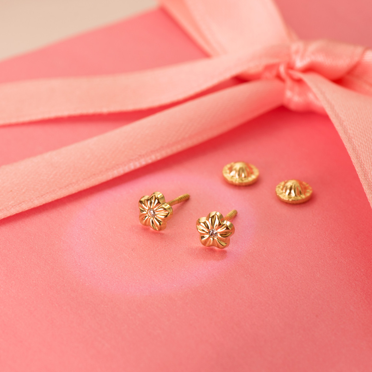 18K PENDIENTES ORO AMARILLO FLOR CON CIRCONITA 5 X 5 MM CIERRE TUERCA