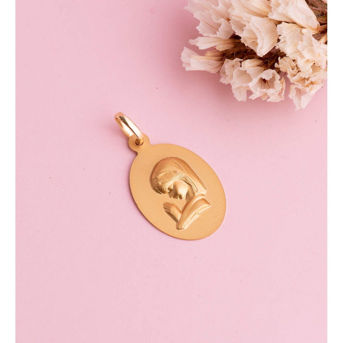 18K MEDALLA ORO AMARILLO VIRGEN NIÑA OVAL LISA MATIZADA. MEDIDA: 23 X 15 MM