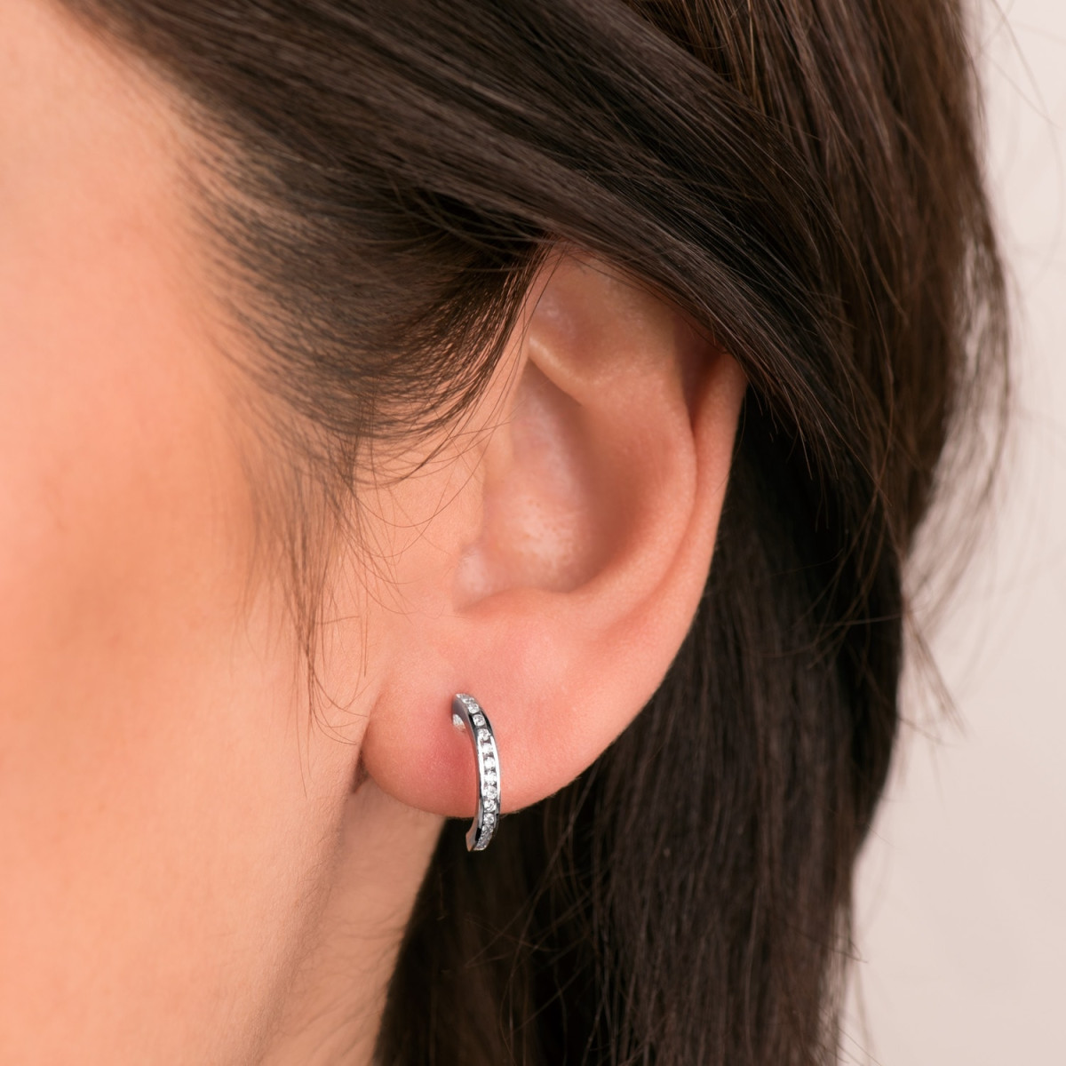 18K AROS ORO BLANCO ABIERTOS CON 28 DIAMANTES LABORATORIO 0,225 QTS VS2-G. ALTO: 13 X 1,5 MM CIERRE PRESION