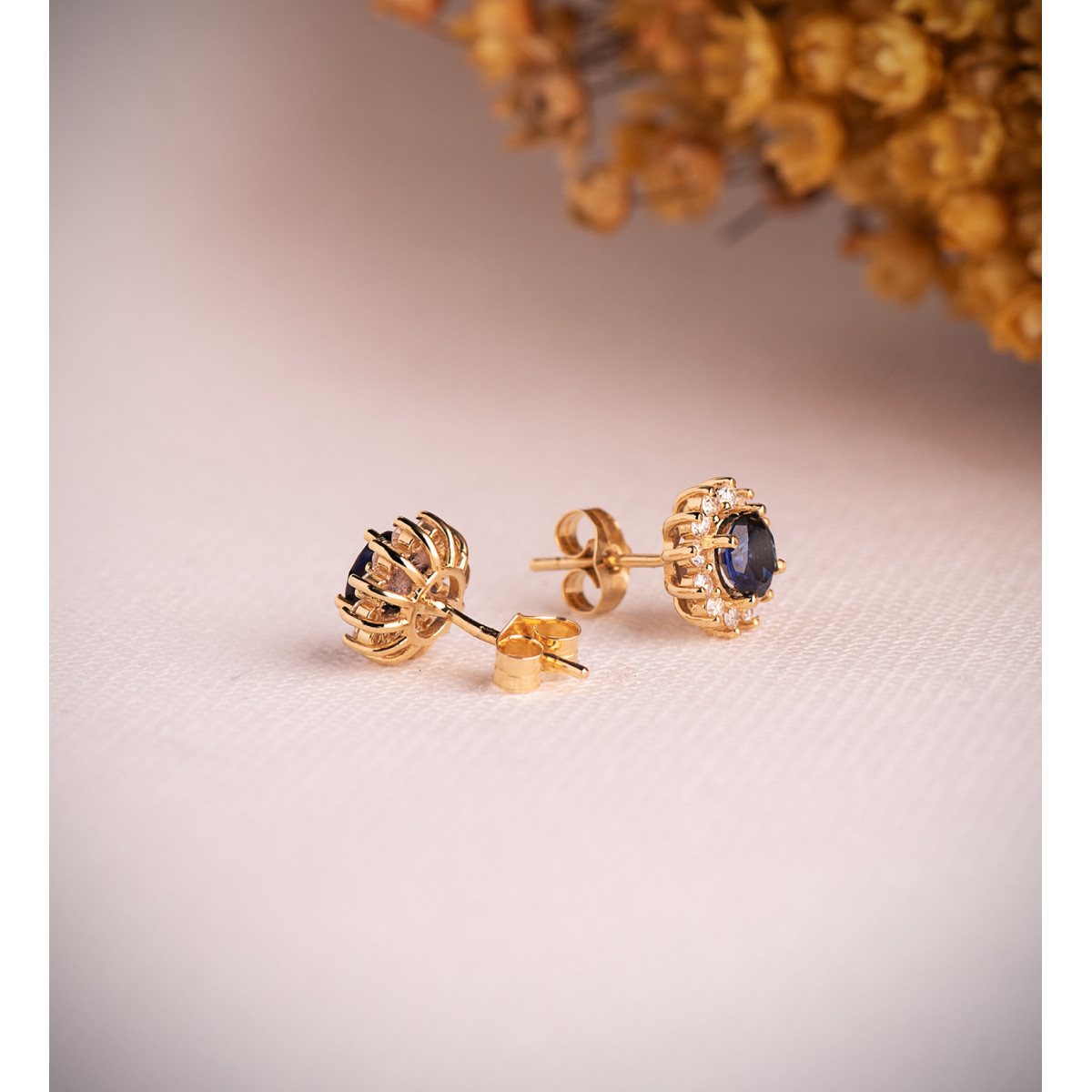 18K PENDIENTES ORO AMARILLO 24 DIAMANTES DE LABORATORIO  Y ZAFIRO DIFUSION 5 MM 1,12 QT. 0,340 QTS. VS2-G. 9 MM CIERRE PRESION