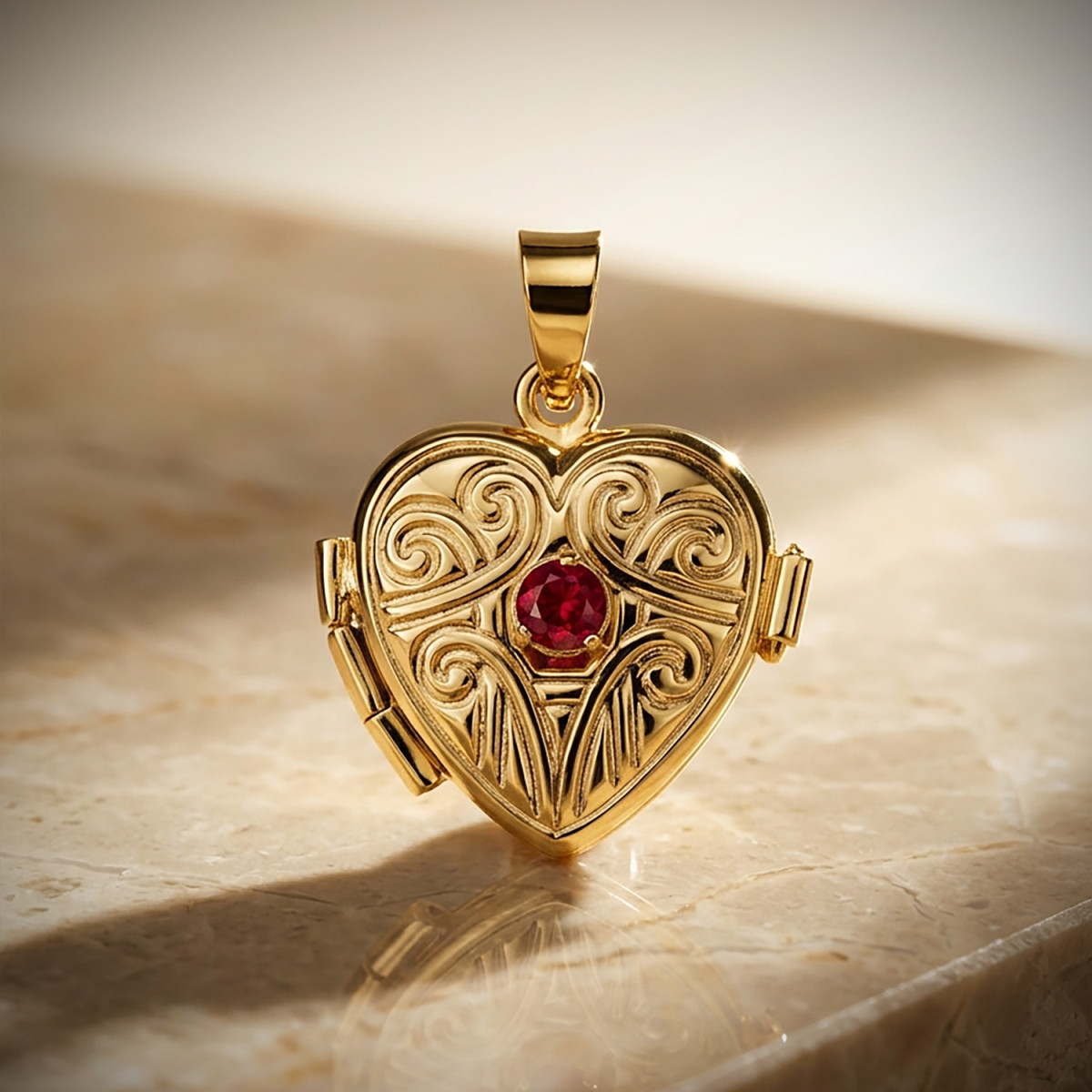18K GUARDAPELO DIJE PORTAFOTOS ORO AMARILLO CORAZON LABRADO CON RUBÍ FINO. MEDIDA: 16 X 14 MM C. AMOR