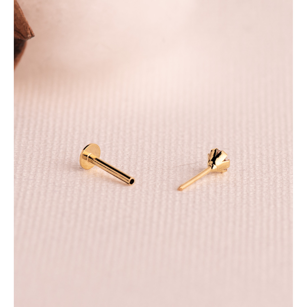 18K PIERCING DE OREJA ORO AMARILLO CIRCONITA ROSA CON GARRAS 3,5 MM. GRUESO BARRA 1MM. CIERRE TUERCA