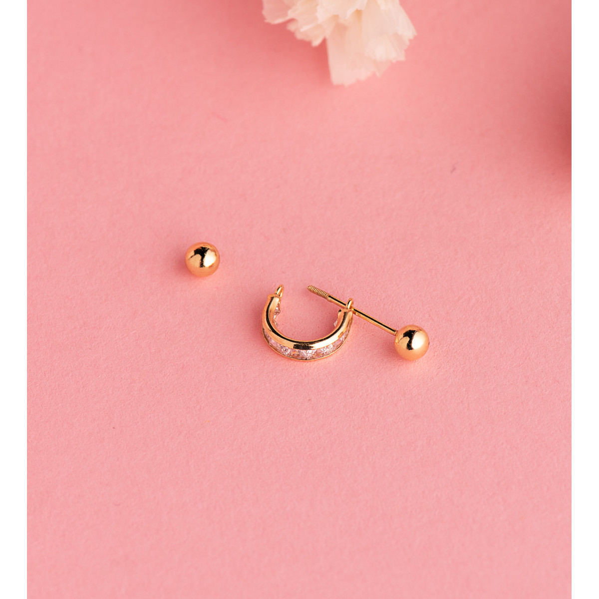 18K PIERCING DE OREJA ORO AMARILLO MEDIO ARO CON CIRCONITAS CARRE Y DOS BOLAS. ARO: 11X3MM
