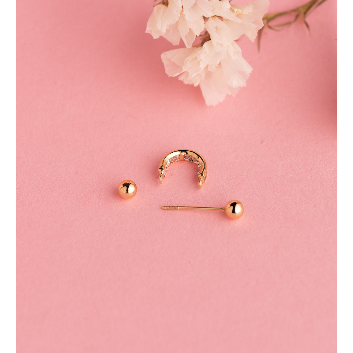 18K PIERCING DE OREJA ORO AMARILLO MEDIO ARO CON CIRCONITAS CARRE Y DOS BOLAS. ARO: 11X3MM