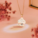 18K COLGANTE DE NACAR ORO AMARILLO FORMA DE FLOR Y MAMA CON CORAZON Y POLVO DIAMANTE 15X15MM 18K COLGANTE DE NACAR ORO AMARILLO FORMA DE FLOR Y MAMA CON CORAZON Y POLVO DIAMANTE 15X15MM