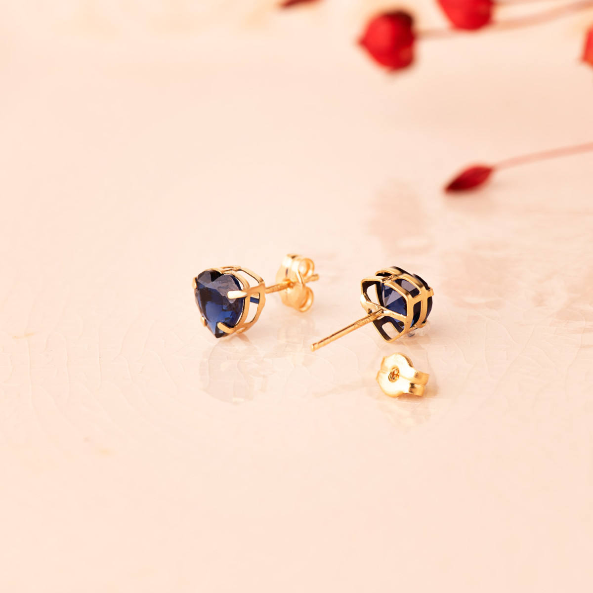 18K PENDIENTES ORO AMARILLO CORAZON PIEDRA COLOR AZUL 6 X 6 MM. CIERRE PRESION