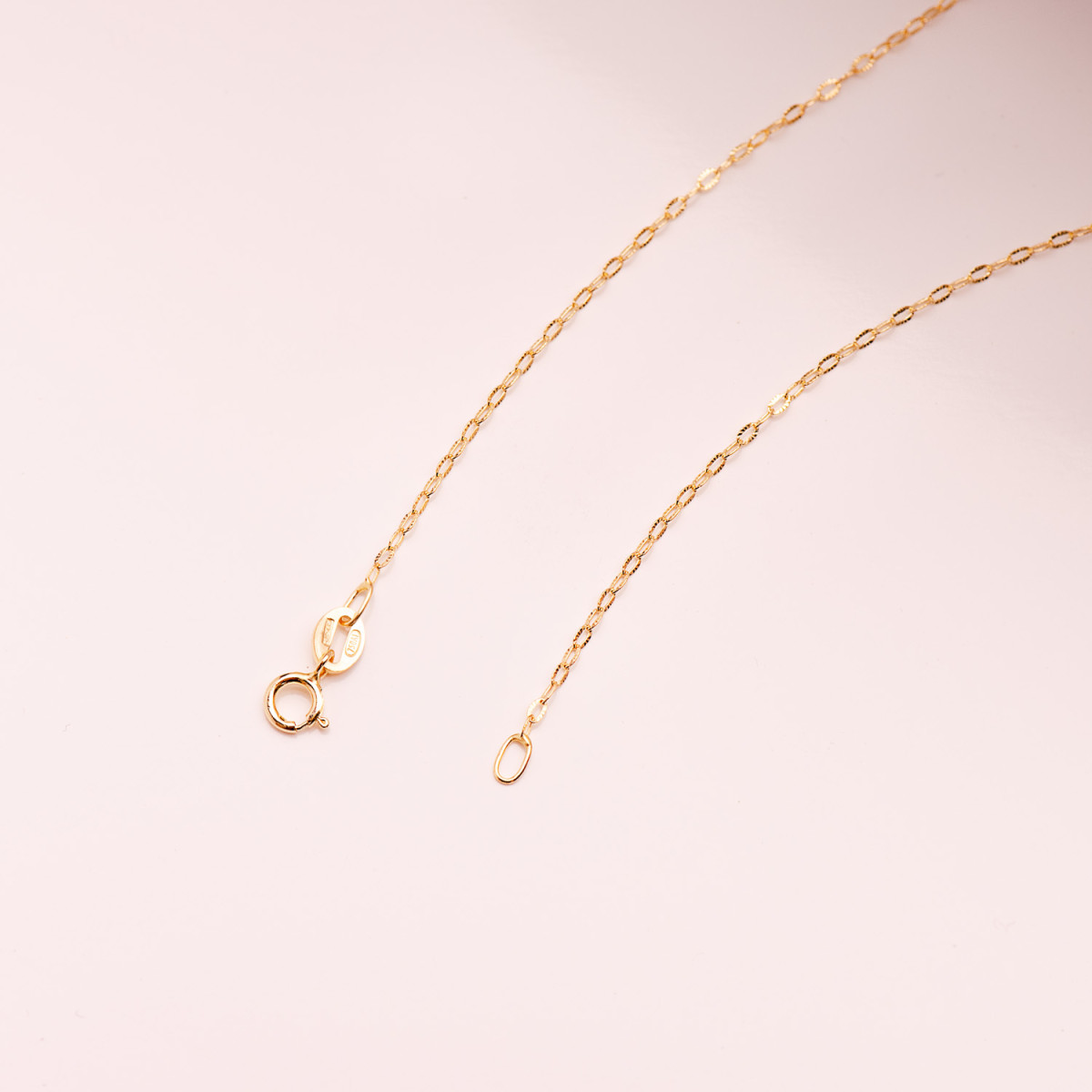 18K CADENA ORO AMARILLO ESLABONES OVALES TALLADOS. ANCHO: 1MM LARGO: 45CM