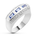 18K SORTIJA ORO BLANCO CON CIRCONITA AZULES BAGUETTE Y BLANCAS. ANCHO: 8 MM 18K SORTIJA ORO BLANCO CON CIRCONITA AZULES BAGUETTE Y BLANCAS. ANCHO: 8 MM