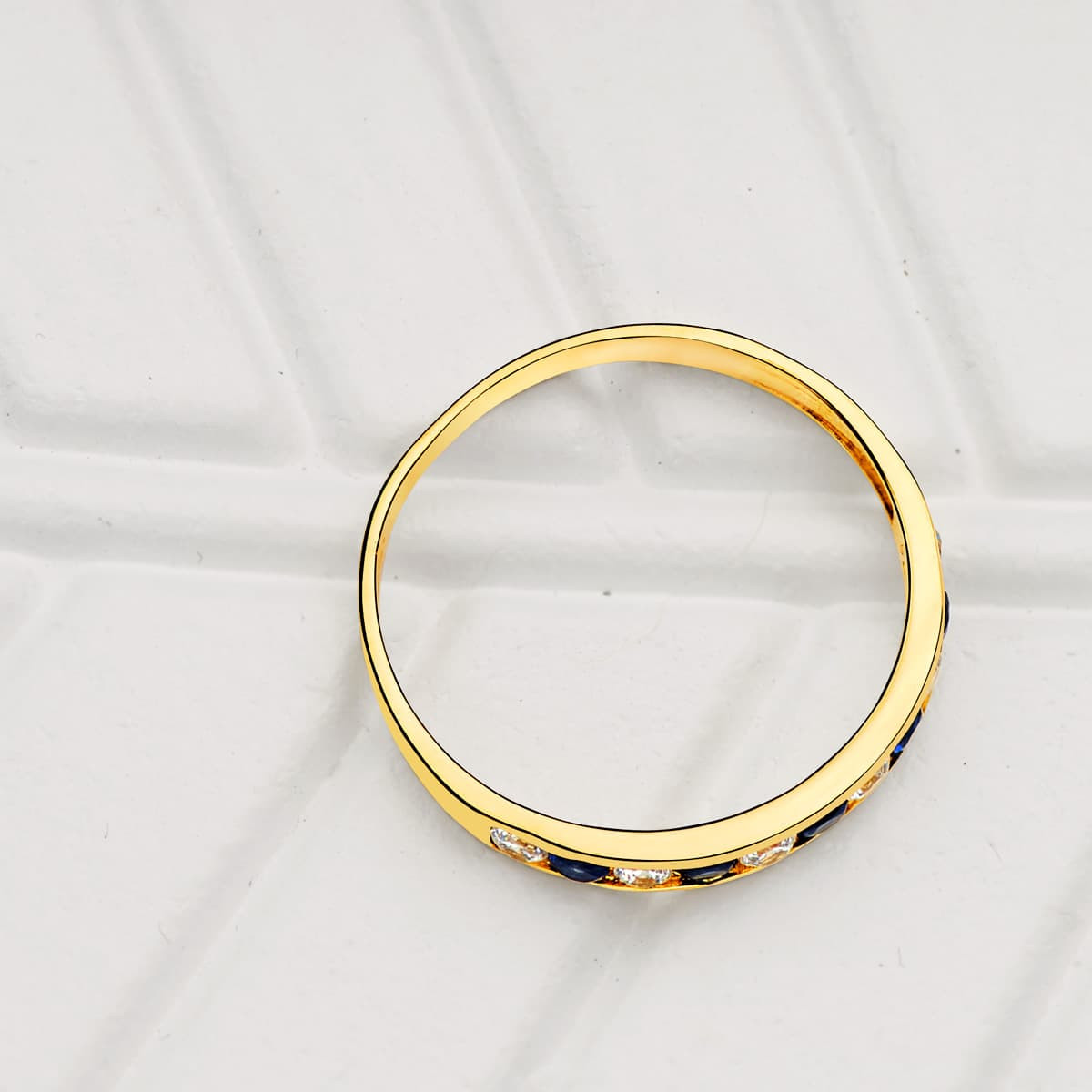 18K SORTIJA ORO AMARILLO CIRCONITA ROJAS Y BLANCAS. ANCHO CUERPO 2.5 MM