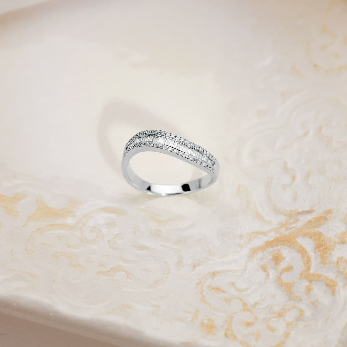 18K SORTIJA ORO BLANCO DIAMANTES NATURALES  TALLA BRILLANTE 0.180 QTS.  -0.300 QTS. ANCHO: 4MM