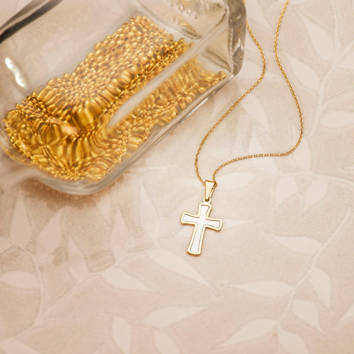 18K CRUZ ORO AMARILLO CON NACAR 18 X 12 MM