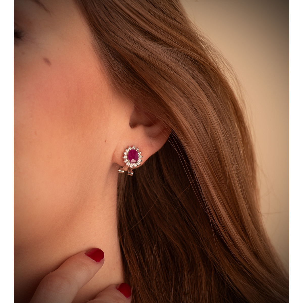18K PENDIENTES ORO AMARILLO DIAMANTES DE LABORATORIO Y RUBI NATURAL 7X5 MM 1,76QT 0,580QT VS-2 G. 11,5X9,5 MM CIERRE OMEGA