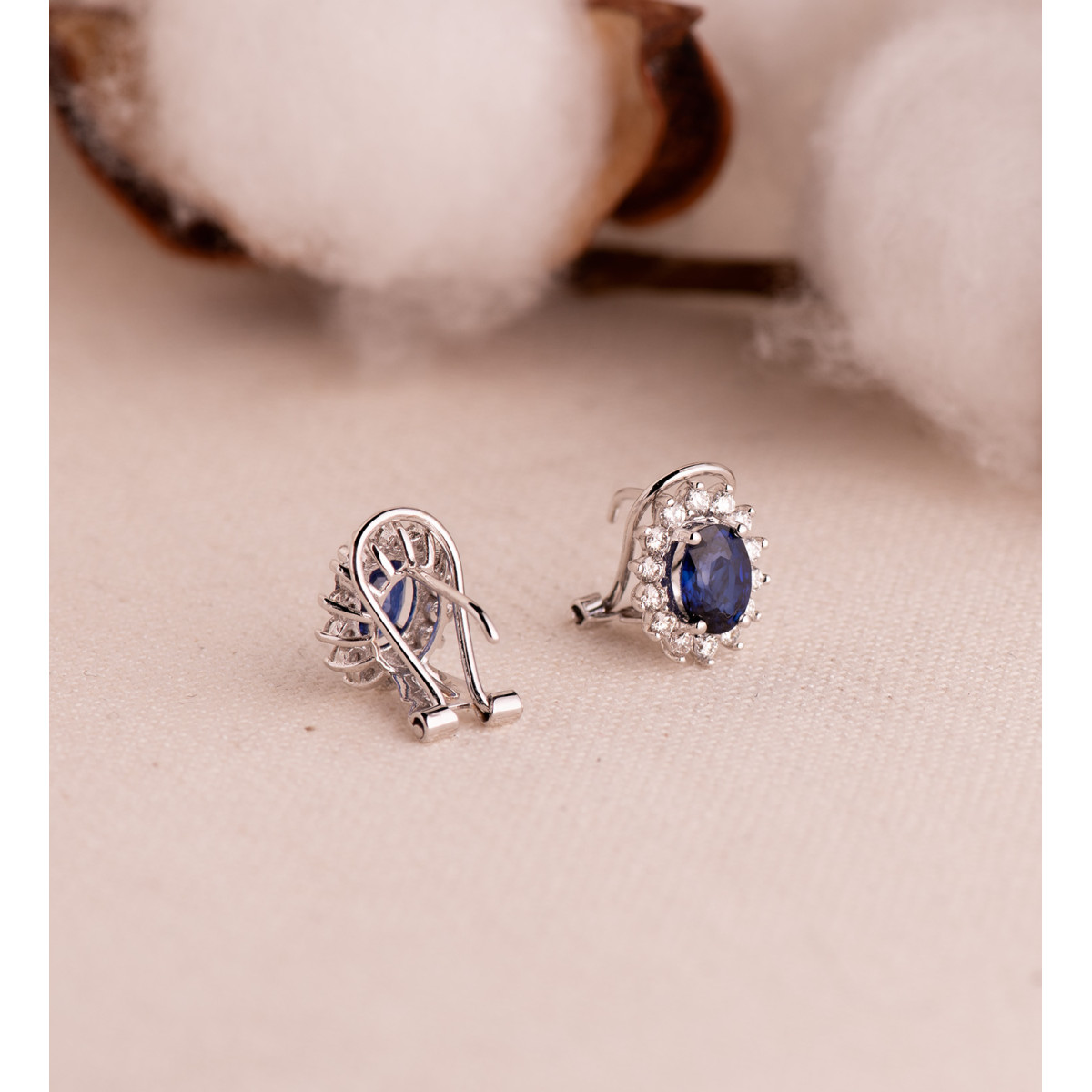18K PENDIENTES ORO BLANCO DIAMANTES DE LABORATORIO Y ZAFIRO DIFUSION 7X5 MM 1,96 QTS 0,580 QTS VS2-G. CIERRE OMEGA 11,5X9,5 MM