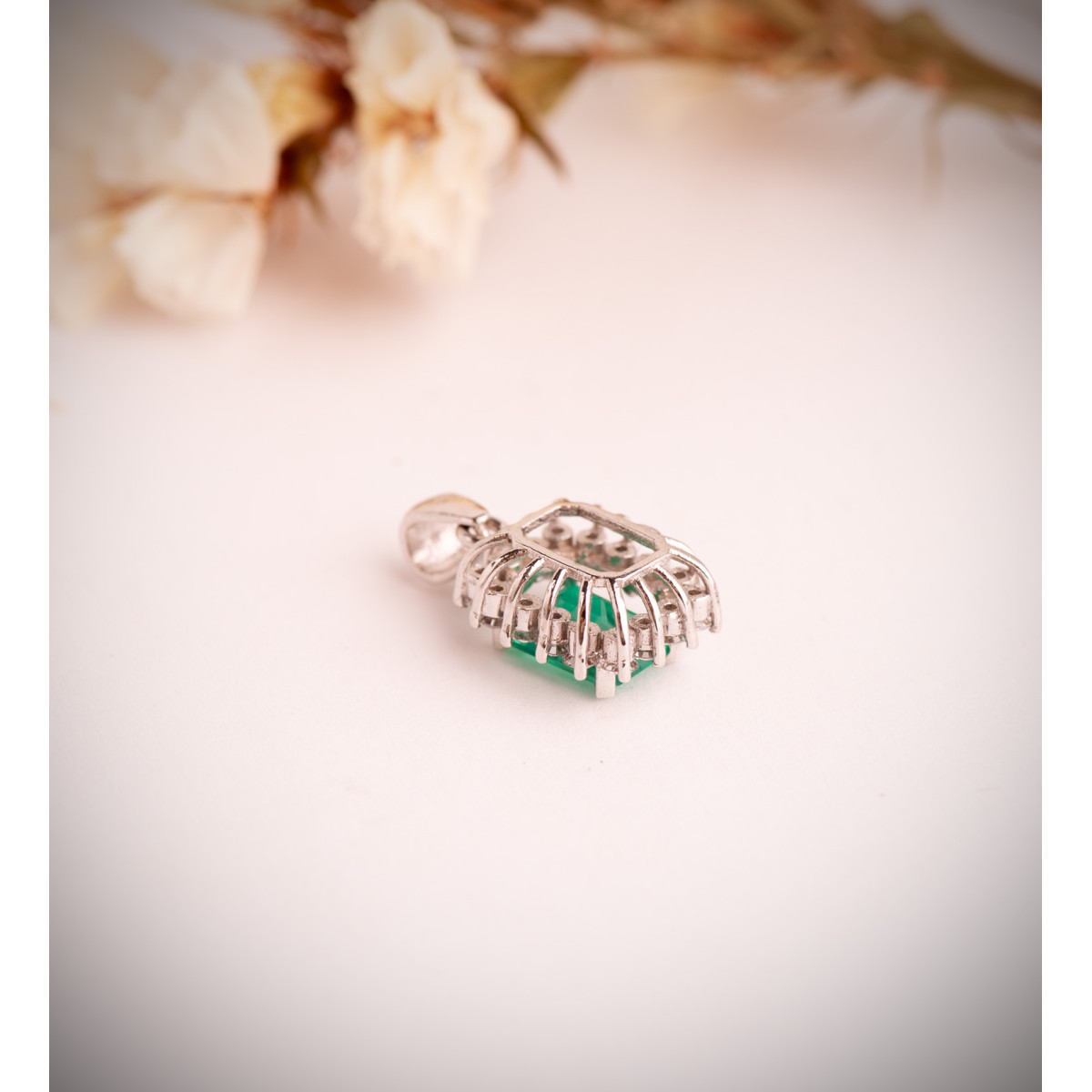 18K COLGANTE ORO BLANCO ESMERALDA RECRISTALIZADA  8X6 MM 1,50 QT. 16 DIAMANTES LABORATORIO 0,56 QTS. VS2-G. 13X11MM