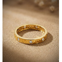 18K SORTIJA ORO AMARILLO CIRCONITAS Y MOTIVO DE TORNILLOS EN BRILLO. ANCHO: 3 MM 18K SORTIJA ORO AMARILLO CIRCONITAS Y MOTIVO DE TORNILLOS EN BRILLO. ANCHO: 3 MM