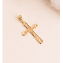 18K CRUZ ORO AMARILLO BORDE BRILLO Y FILIGRANA. MEDIDA: 37,5 X 22 MM