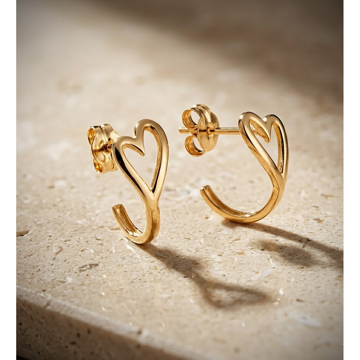 18K PENDIENTES ORO AMARILLO MEDIO ARO CORAZON CALADO EN BRILLO. MEDIDA: 13 X 6,5 MM. CIERRE PRESION C. AMOR