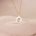 18K MEDALLA ORO AMARILLO REDONDA CON NACAR BLANCO Y VIRGEN NIÑA. 15 MM