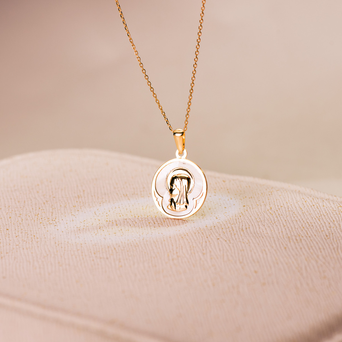 18K MEDALLA ORO AMARILLO REDONDA CON NACAR BLANCO Y VIRGEN NIÑA. 15 MM