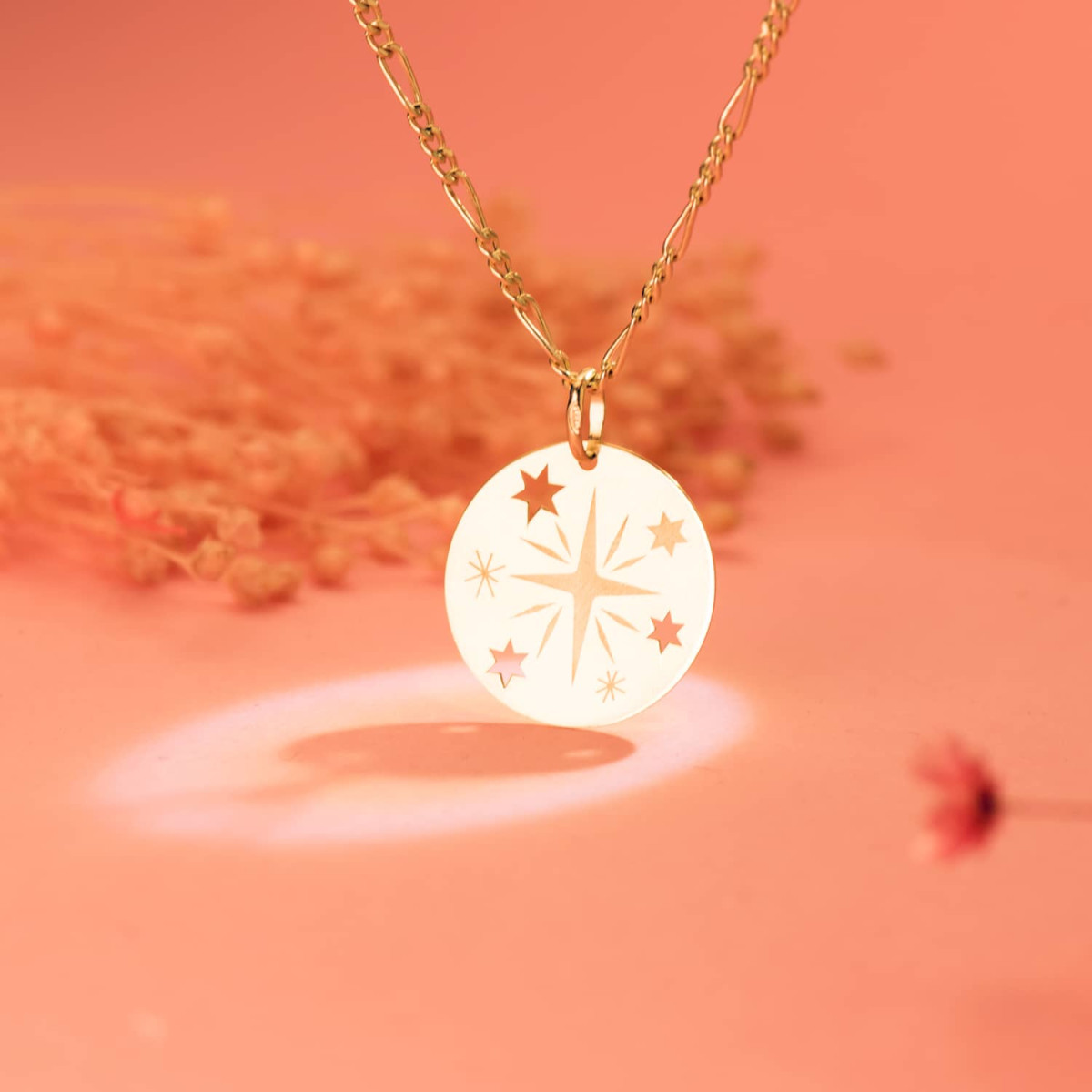 18K COLGANTE AMULETO ORO AMARILLO REDONDO ROSA DE LOS VIENTOS GRABADA EN BRILLO 18 MM