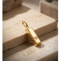 18K COLGANTE AMULETO ORO AMARILLO LINGOTE HUECO EN BRILLO. MEDIDA: 16 X 6 MM 18K COLGANTE AMULETO ORO AMARILLO LINGOTE HUECO EN BRILLO. MEDIDA: 16 X 6 MM