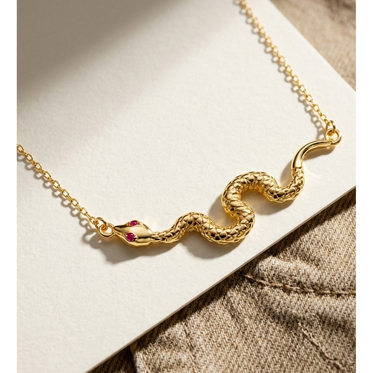 18K COLGANTE ORO AMARILLO SERPIENTE OJOS CIRCONITAS ROJAS 40X9 MM. CADENA FORZADA: 45-5 CM