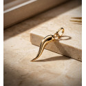 18K COLGANTE AMULETO ORO CUERNO DE LA ABUNDANCIA EN BRILLO. MEDIDA: 20 X 3,5 MM 18K COLGANTE AMULETO ORO CUERNO DE LA ABUNDANCIA EN BRILLO. MEDIDA: 20 X 3,5 MM
