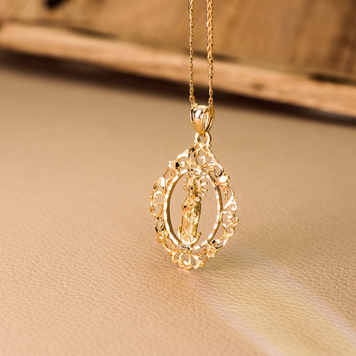 18K MEDALLA ORO AMARILLO VIRGEN DE LA ALMUDENA CERCO 37X27 MM