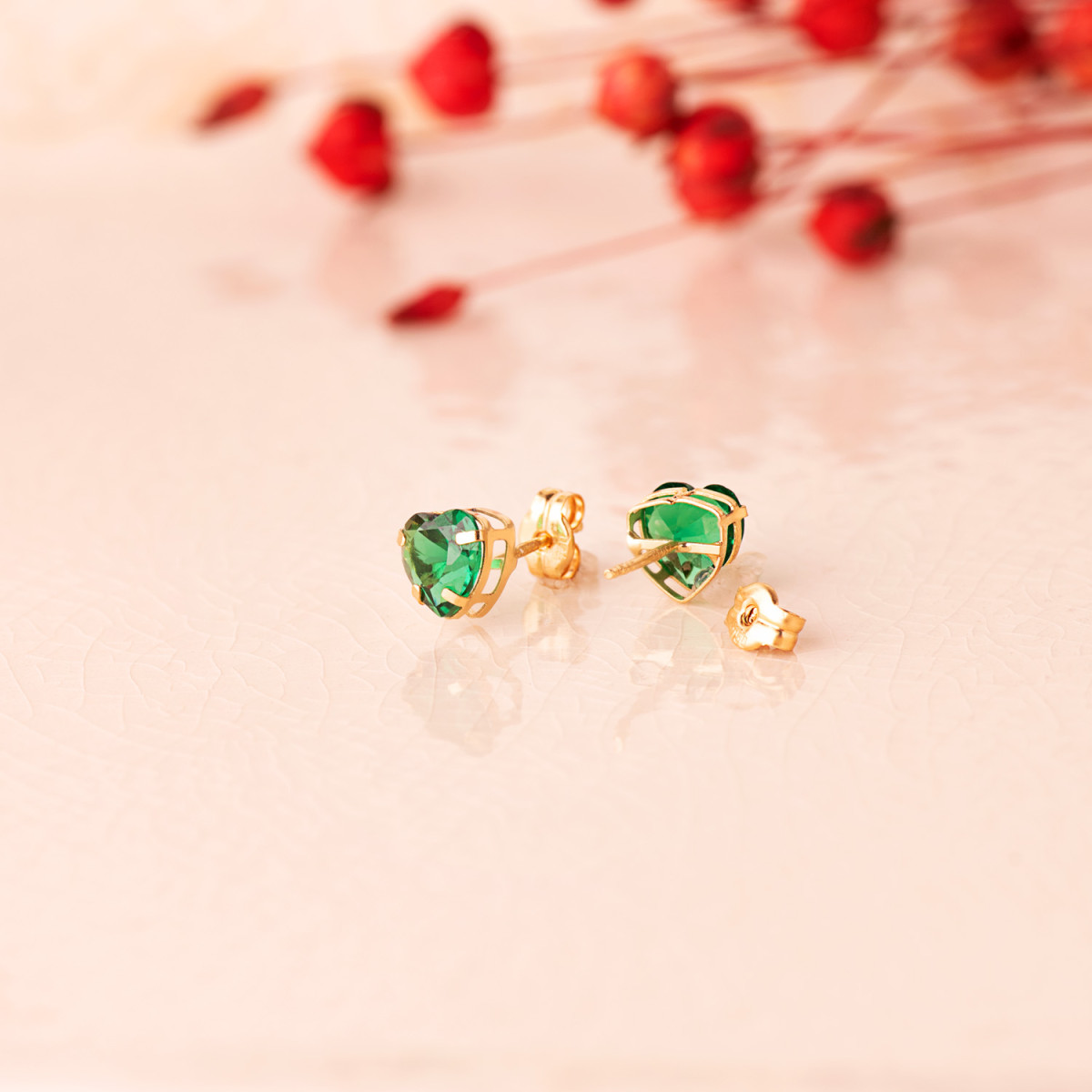 18K PENDIENTES ORO AMARILLO CORAZON PIEDRA COLOR VERDE 6 X 6 MM. CIERRE PRESION