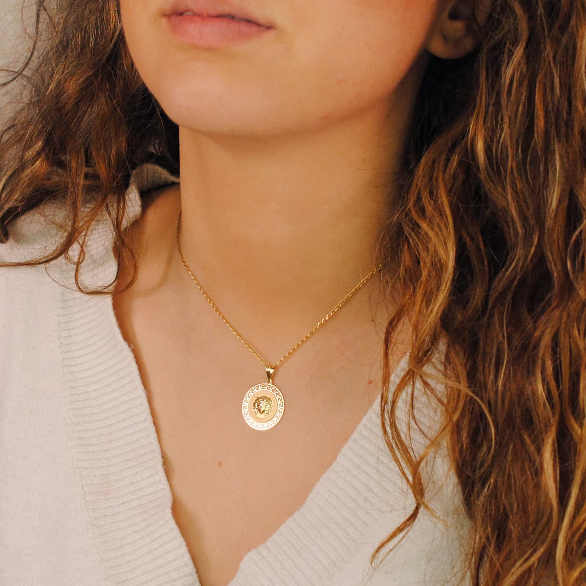 18K MEDALLA ORO AMARILLO MEDUSA CON BORDE CALADA Y GRECA MATIZADA 20 MM