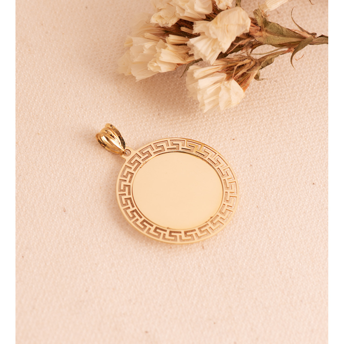 18K MEDALLA ORO AMARILLO MEDUSA CON BORDE CALADA Y GRECA MATIZADA 27 MM