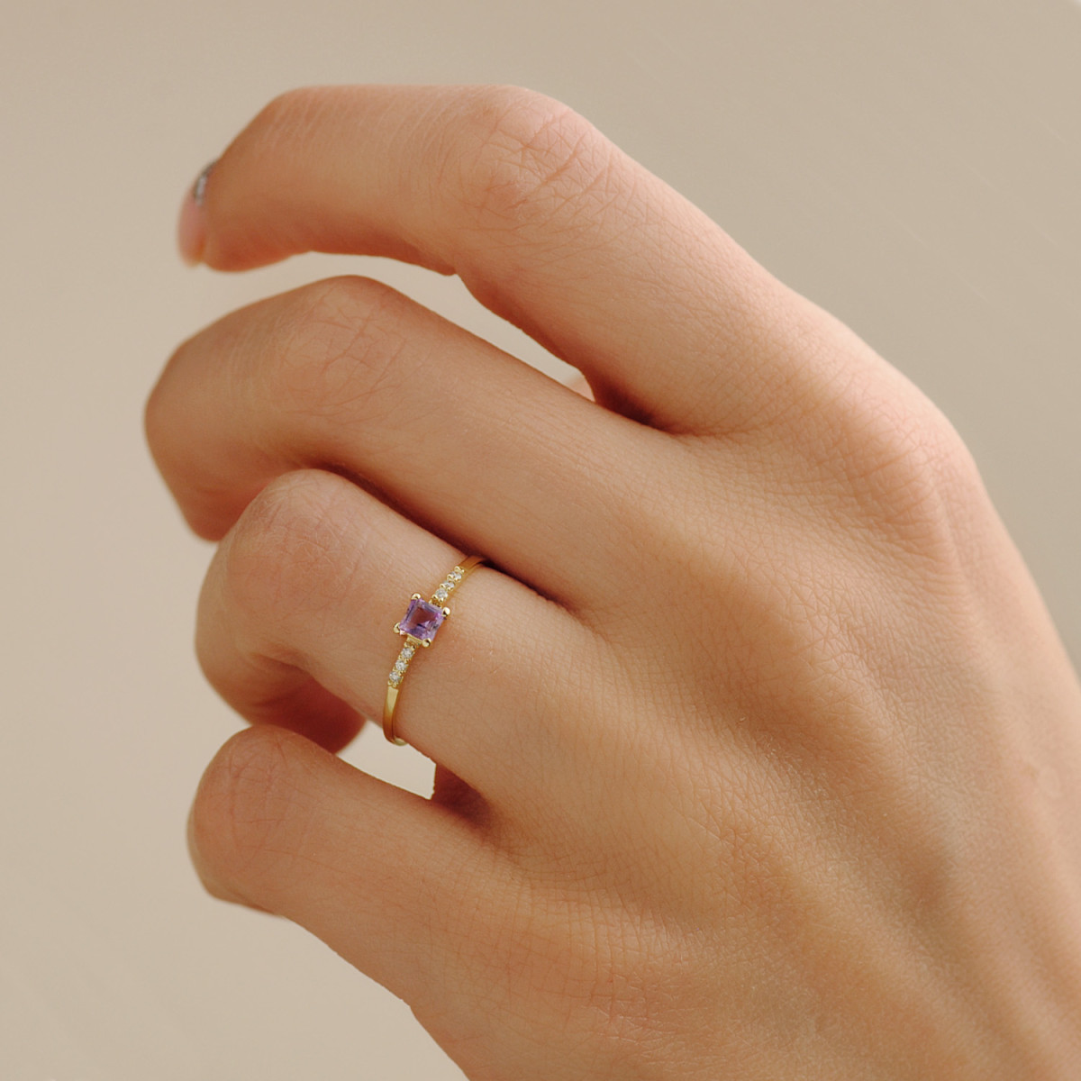 18K SORTIJA ORO AMARILLO 6 DIAMANTES DE LABORATORIO  0,030QTS. G-VS2. AMATISTA 3X3MMCUERPO 1 MM
