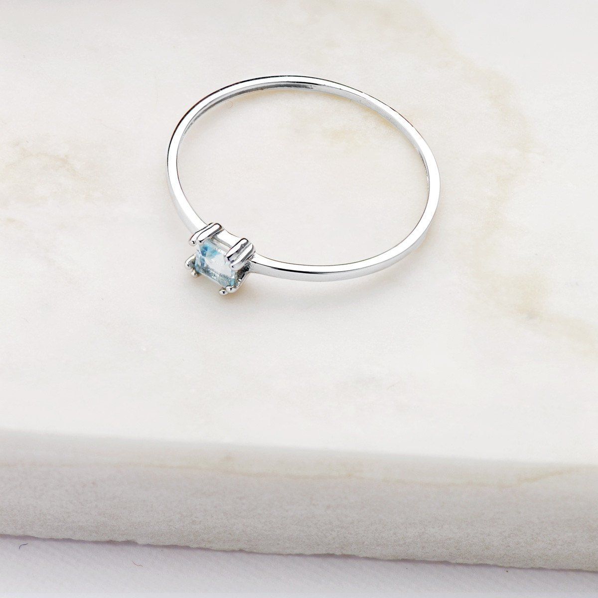 18K SORTIJA ORO BLANCO AGUAMARINA NATURAL 4X3 MM. ANCHO CUERPO: 1,10 MM