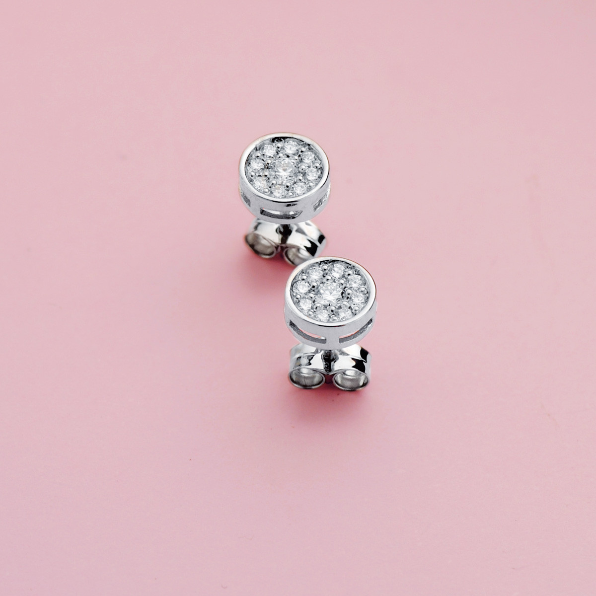 18K PENDIENTES ORO BLANCO CON 18 DIAMANTES LABORATORIO VS2-G 0,360 QTES. MEDIDA: 7X7 MM. CIERRE PRESION