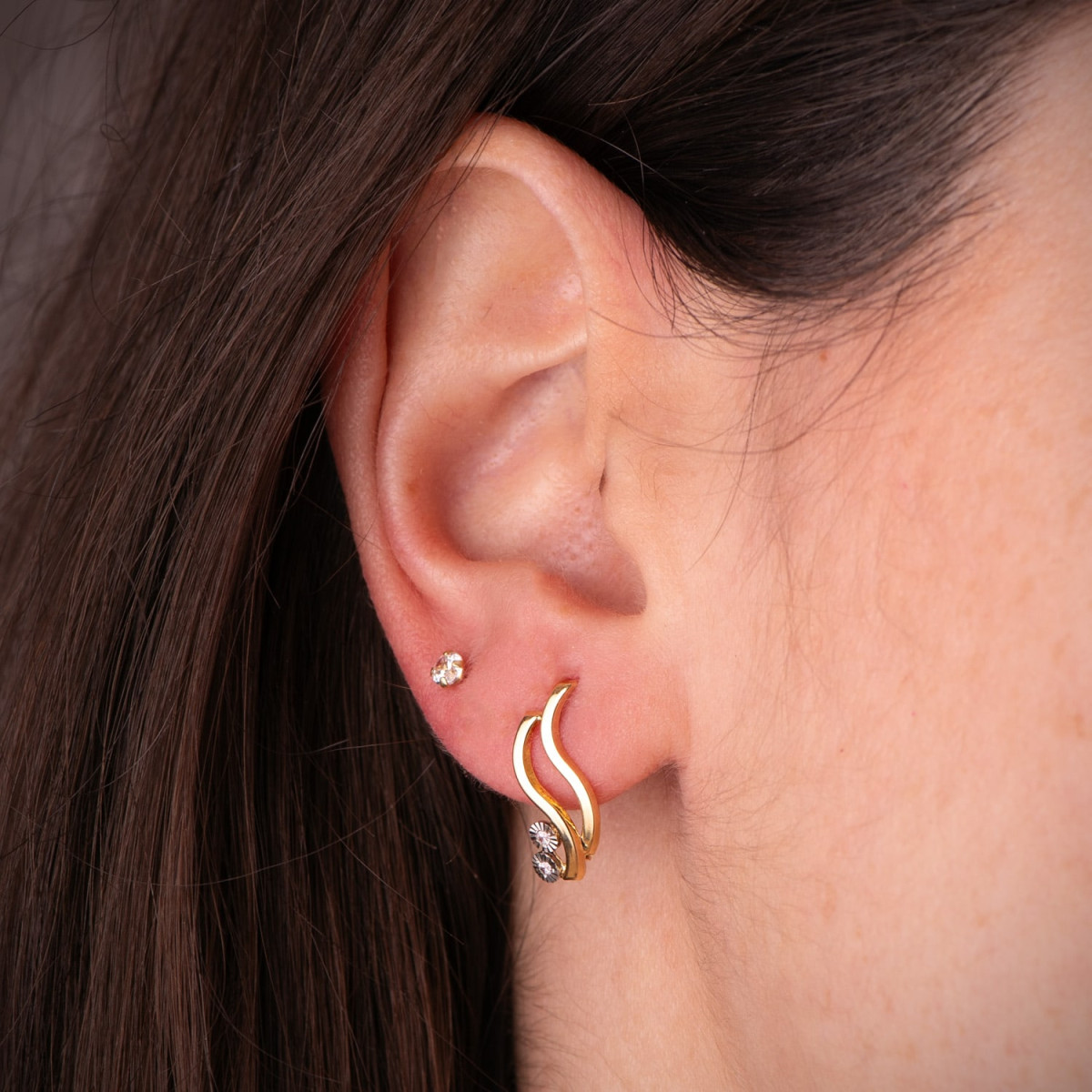 18K PENDIENTES ORO BICOLOR BANDAS Y MOTIVOS REDONDOS TALLADOS. 16 X 6,5 MM. CIERRE CATALAN