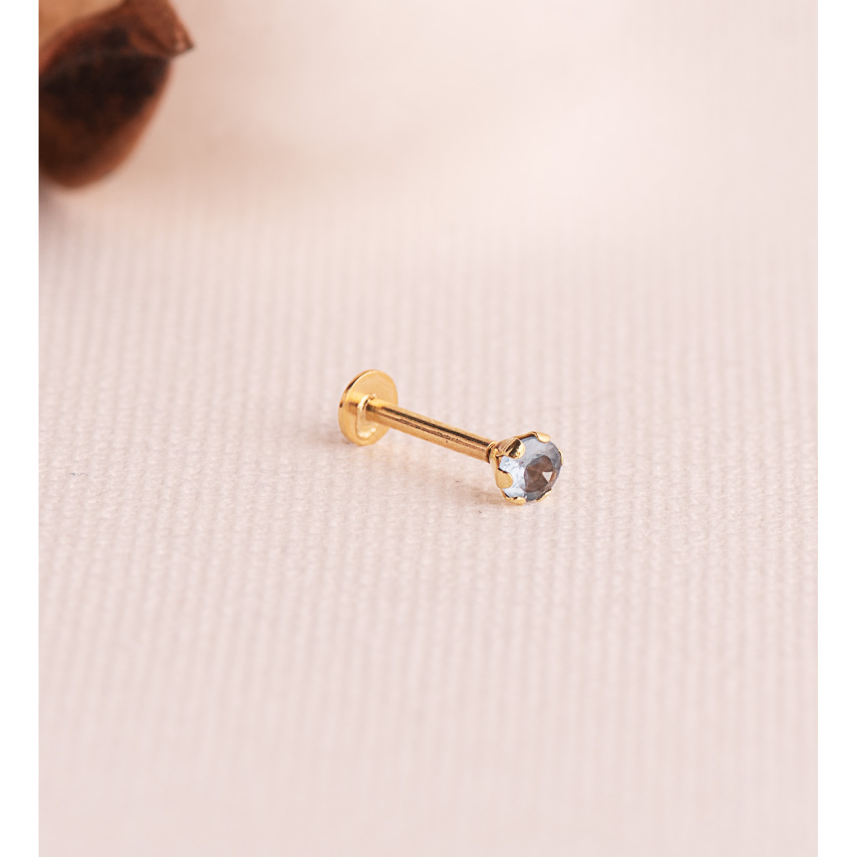 18K PIERCING DE OREJA ORO AMARILLO CIRCONITA AGUAMARINA CON GARRAS 3,5 MM. GRUESO BARRA 1MM. CIERRE TUERCA