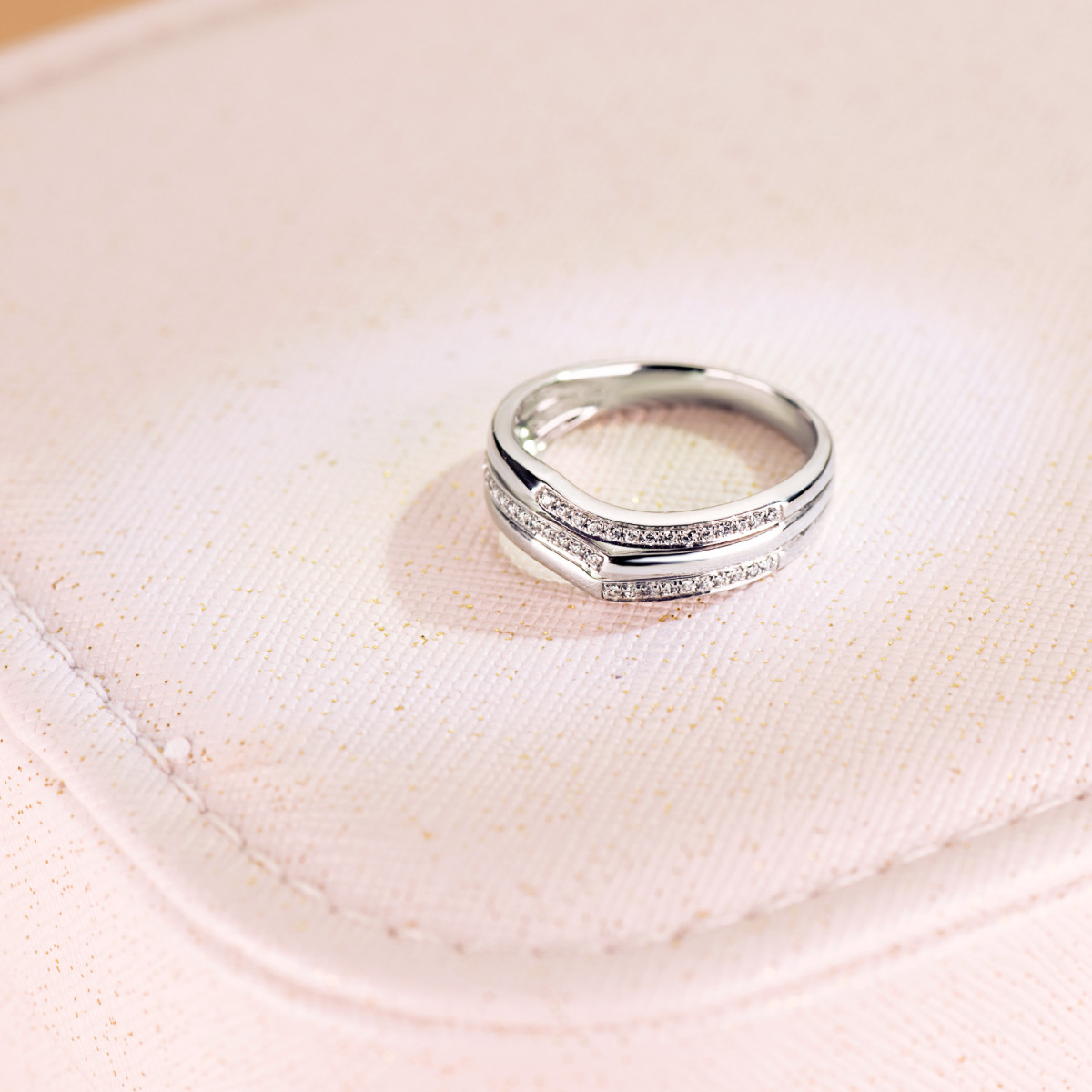 18K SORTIJA ORO BLANCO 38 DIAMANTES NATURALES TALLA BRILLANTE 0.130 QTS. ANCHO: 7MM