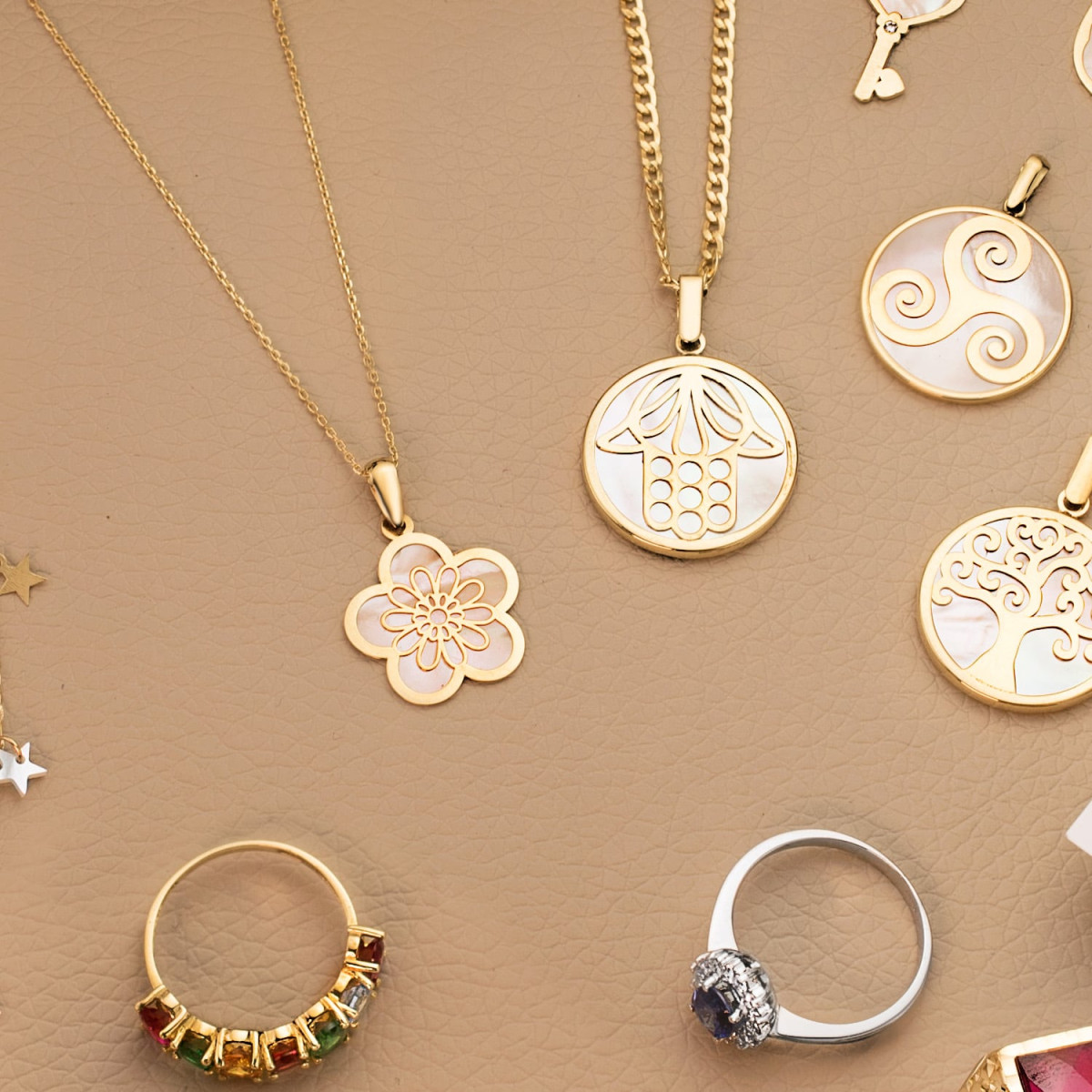 18K COLGANTE AMULETO ORO AMARILLO FLOR CON NACAR 17 X 17 MM