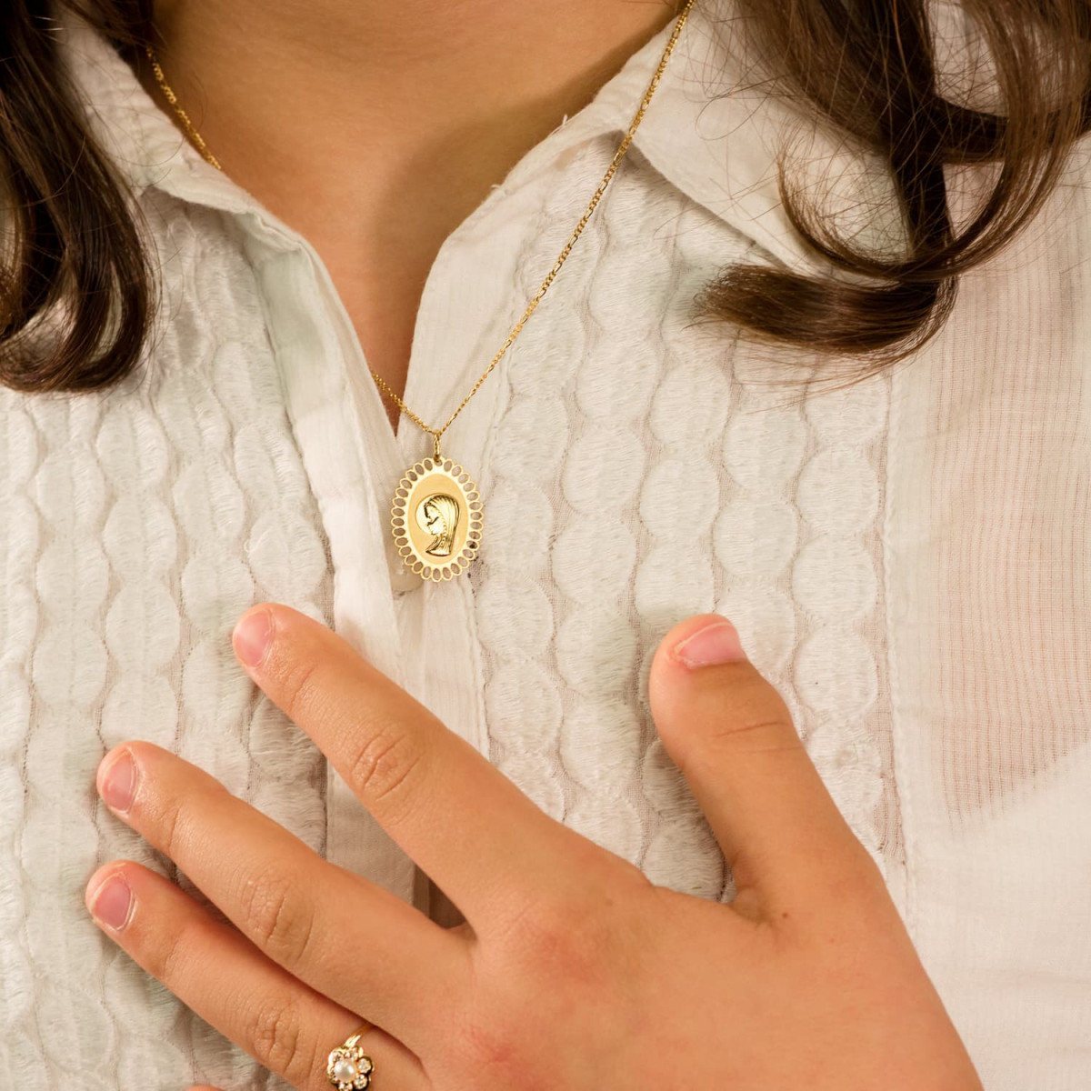 18K MEDALLA ORO AMARILLO VIRGEN NIÑA CERCO OVAL CALADO 21X16 MM