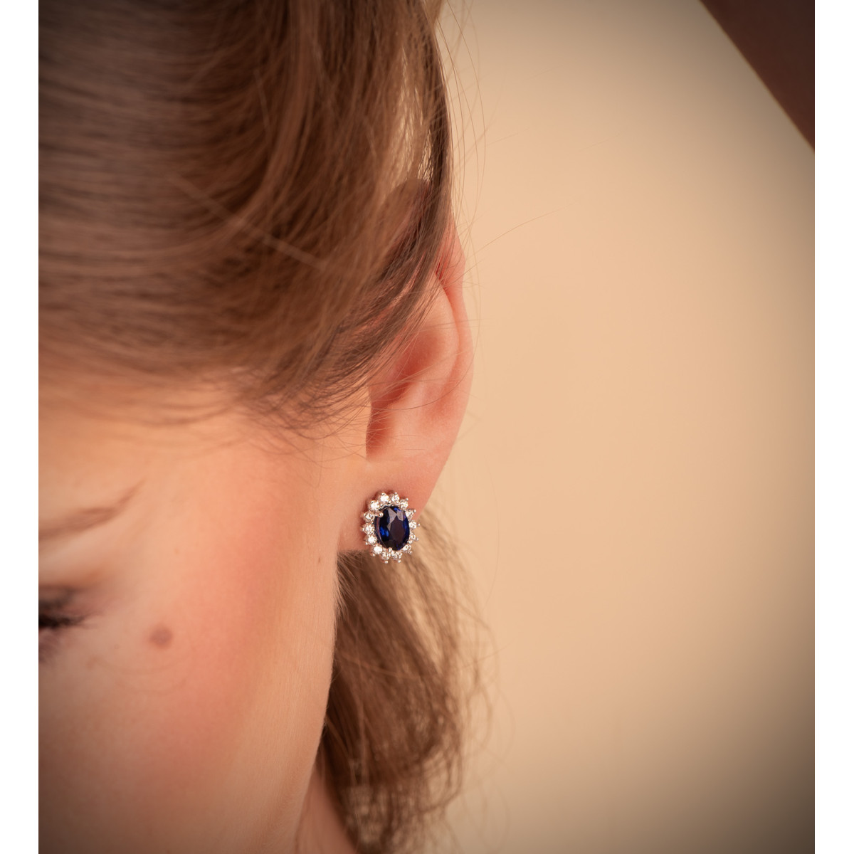 18K PENDIENTES ORO BLANCO DIAMANTES DE LABORATORIO Y ZAFIRO DIFUSION 7X5 MM 1,96 QTS 0,580 QTS VS2-G. CIERRE OMEGA 11,5X9,5 MM