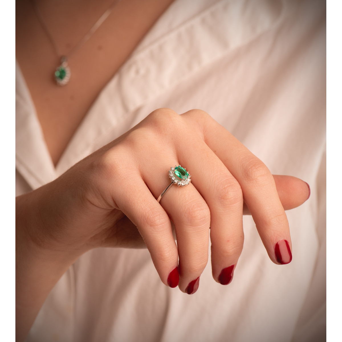 18K SORTIJA ORO BLANCO DIAMANTES LABORATORIO  Y ESMERALDA RECRISTALIZADA  7X5 MM 0,75 QT 0,290 QTS. VS2-G 11,5X9,5 MM