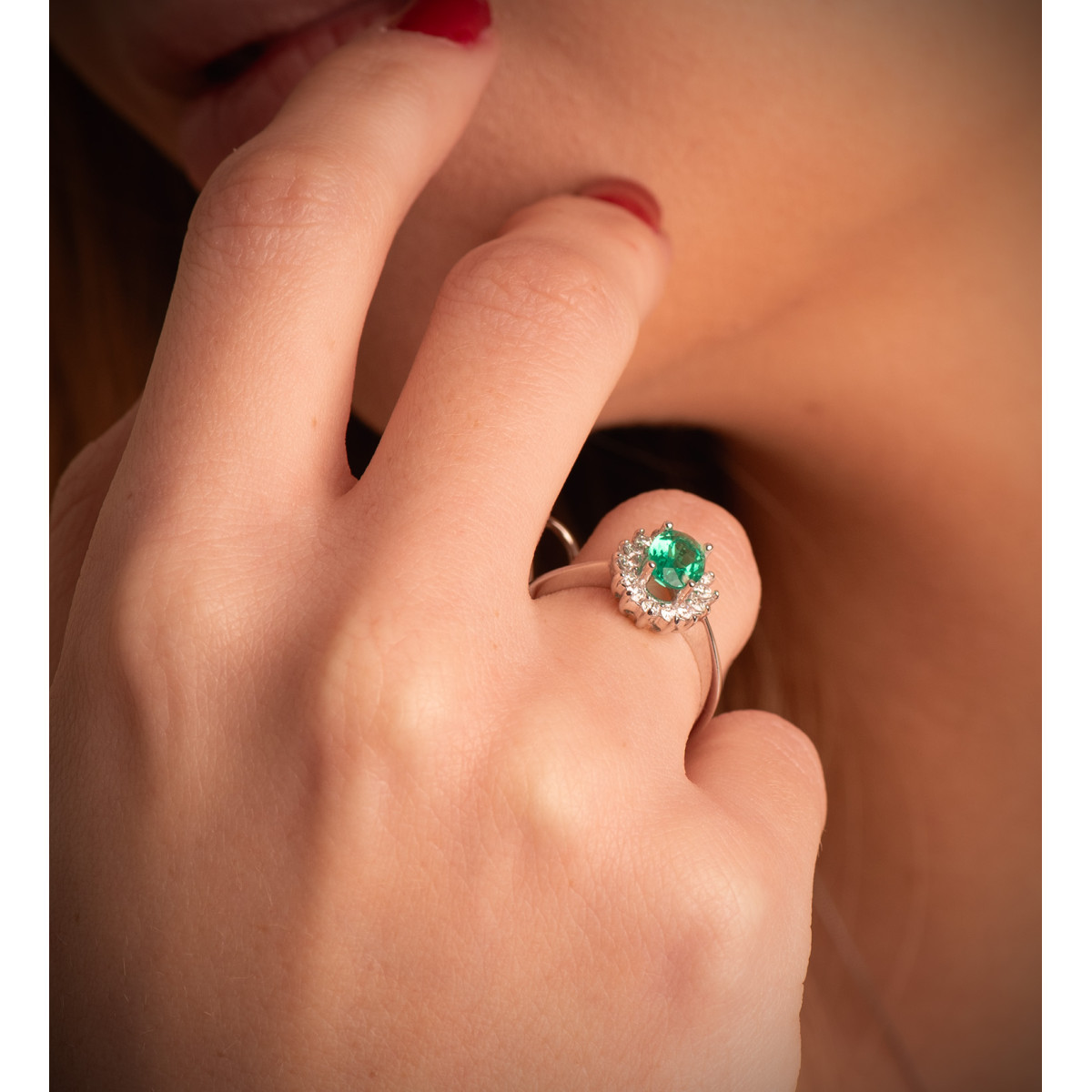 18K SORTIJA ORO BLANCO DIAMANTES LABORATORIO  Y ESMERALDA RECRISTALIZADA  7X5 MM 0,75 QT 0,290 QTS. VS2-G 11,5X9,5 MM