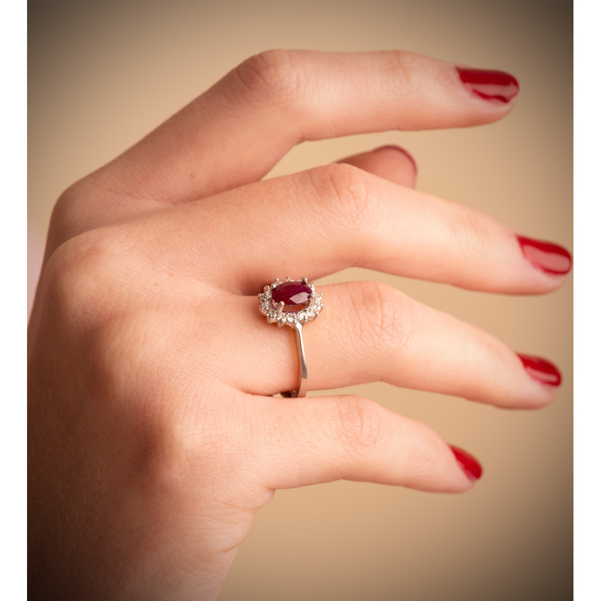 18K SORTIJA ORO BLANCO RUBI 7X5 MM 0,88 QTS. DIAMANTES LABORATORIO 0,290 QTS. VS2-G. MEDIDA: 11,5 X 9,5MM