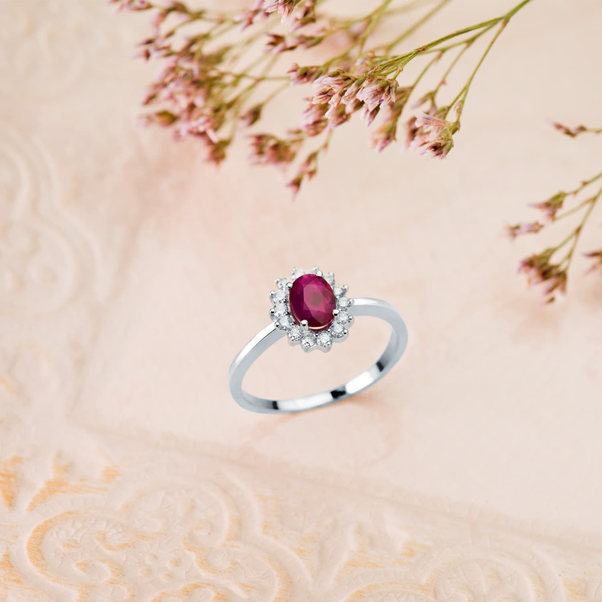 18K SORTIJA ORO BLANCO RUBI 7X5 MM 0,88 QTS. DIAMANTES LABORATORIO 0,290 QTS. VS2-G. MEDIDA: 11,5 X 9,5MM