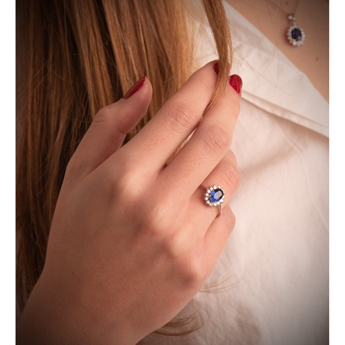 18K SORTIJA ORO BLANCO DIAMANTES LABORATORIO  Y ZAFIRO DIFUSION 7X5 MM 0,98 QTS.0,290 QTS. VS2-G 11,5X9,5 MM