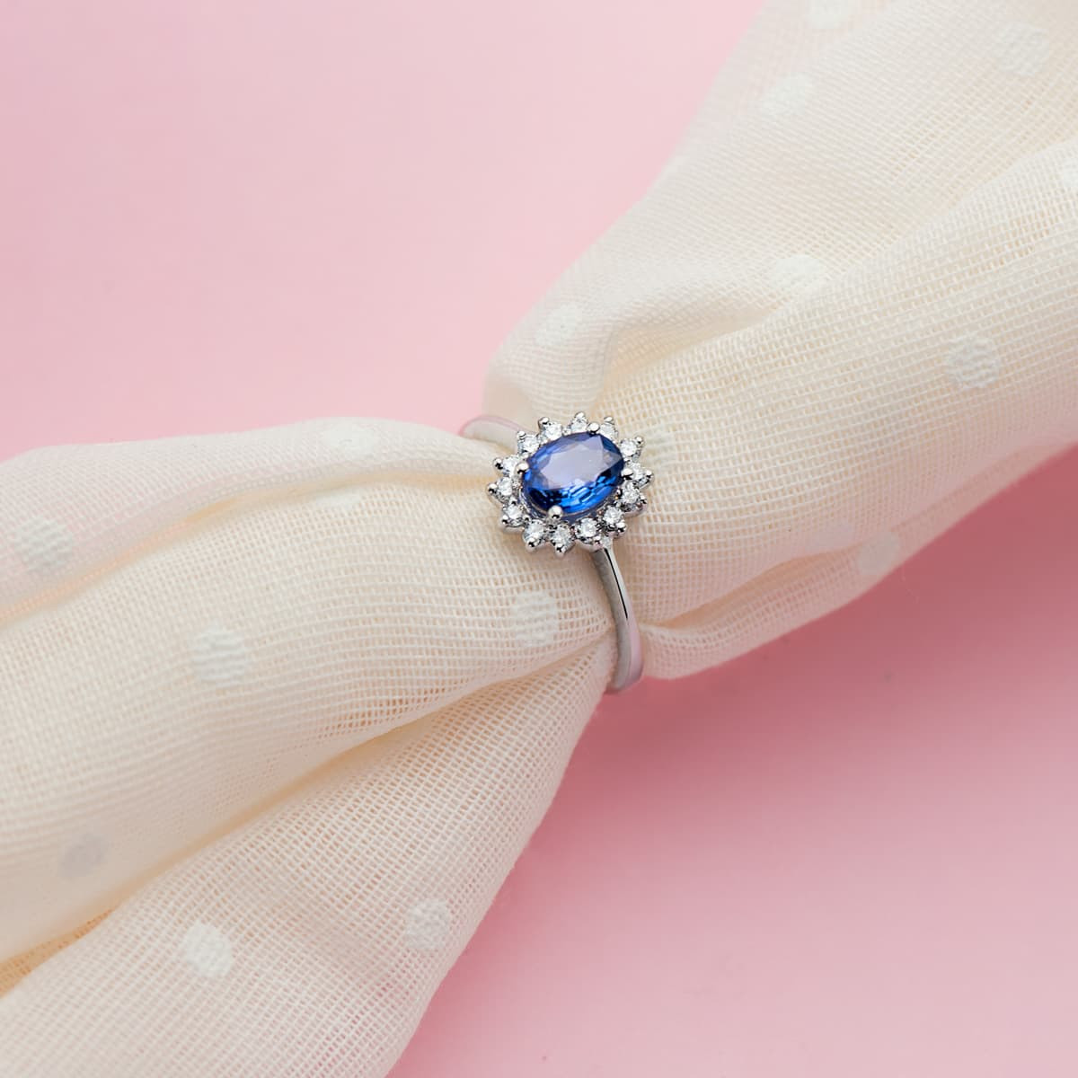 18K SORTIJA ORO BLANCO DIAMANTES LABORATORIO  Y ZAFIRO DIFUSION 7X5 MM 0,98 QTS.0,290 QTS. VS2-G 11,5X9,5 MM