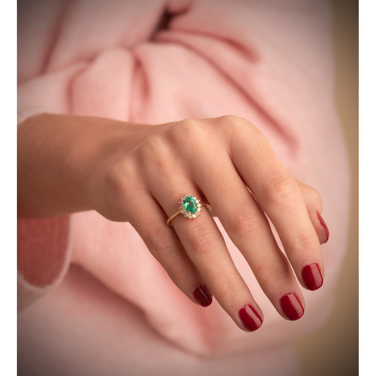 18K SORTIJA ORO AMARILLO DIAMANTES DE LABORATORIO Y ESMERALDA RECRISTALIZADA 7X5 MM 0,75 QTS 0,290 QTS. VS2-G 11,5X9,5 MM